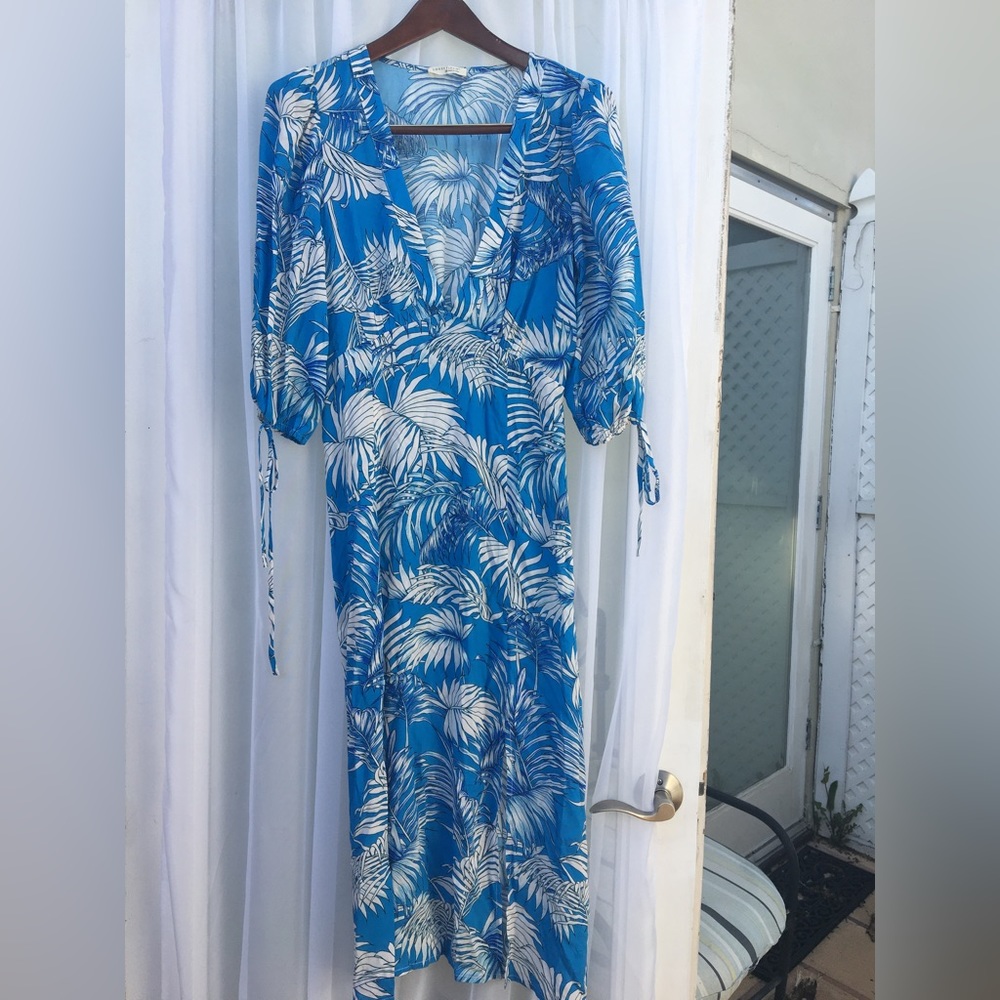 Gorgeous LoveStitch summer dress. Hawaiian beachy print. Looks stunning on!
